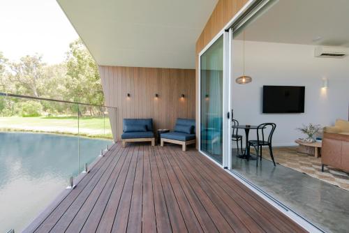 ein Haus mit einer Terrasse und einem Pool in der Unterkunft Lakes Edge Villa 2 in Wilyabrup