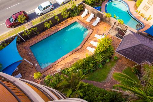 una vista aérea de una piscina en un complejo en Warringa Surf Holiday Apartments, en Gold Coast