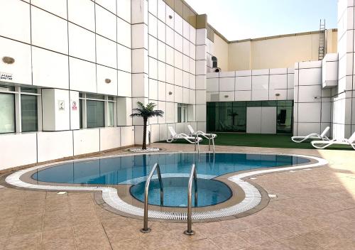 Πισίνα στο ή κοντά στο Lake View 1BR Apt Balcony & Near DMCC Metro