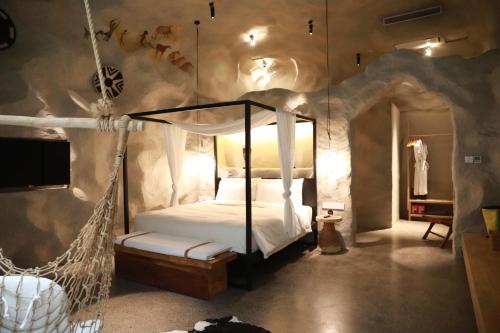 a bedroom with a swinging bed in a cave at Manli Hotel Shanghai Pudong Airport Branch -Provide free shuttle buses to Pudong Airport and Disneyland in Shanghai