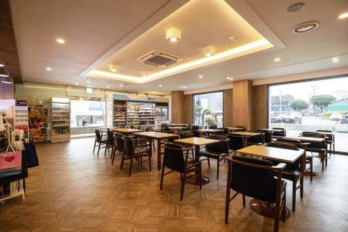 une salle à manger avec des tables et des chaises dans un restaurant dans l'établissement Browndot Suwon cityhall, à Suwon