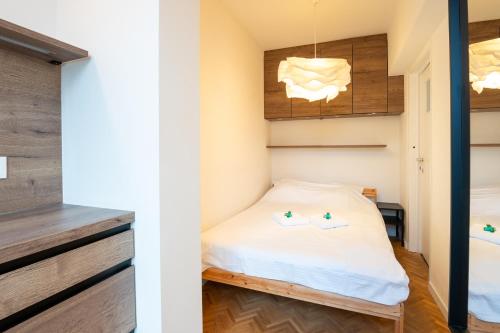 - une petite chambre avec un lit et un miroir dans l'établissement SeaView with style, à Ostende