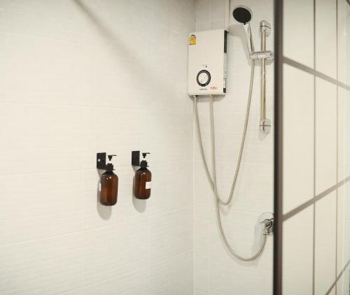 baño con ducha y dispensador de jabón en Private Full-Floor Spacious 5BR in China Town, en Bangkok