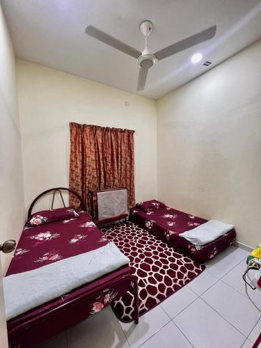 En eller flere senge i et værelse på Pak Andak Beserah Homestay