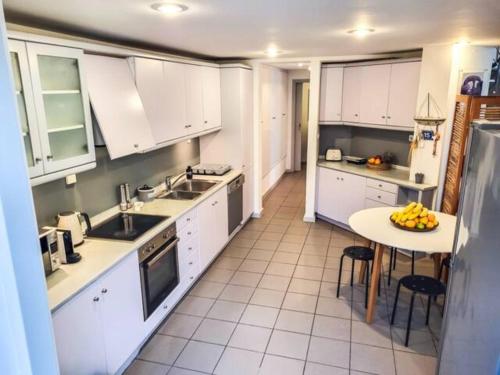 Kuchyň nebo kuchyňský kout v ubytování Varkiza Minimal Residence-5minSea