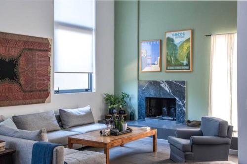 Posezení v ubytování Varkiza Minimal Residence-5minSea
