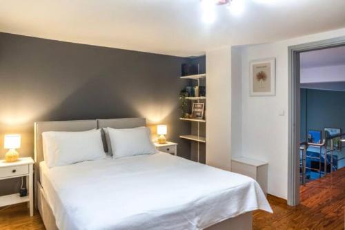 Postel nebo postele na pokoji v ubytování Varkiza Minimal Residence-5minSea
