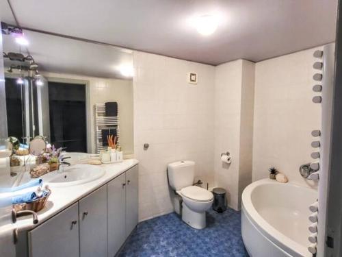 ein Badezimmer mit zwei Waschbecken, einer Badewanne und einem WC in der Unterkunft Varkiza Minimal Residence-5minSea in Vari