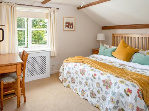 A bed or beds in a room at The Old Stable - Dey