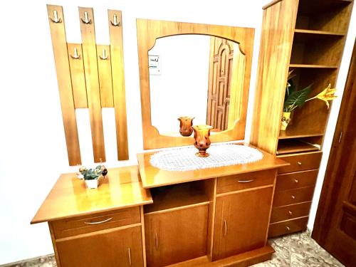 een badkamer met een wastafel en een spiegel bij Hajdini Apartament in Sarandë