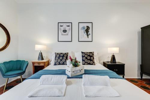 una camera da letto con un letto e una sedia blu di Klioos Apartment Testaccio a Roma