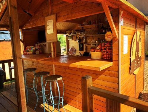 Kuchyňa alebo kuchynka v ubytovaní Camping de la ferme aux ânesses, Mobil Home Câline
