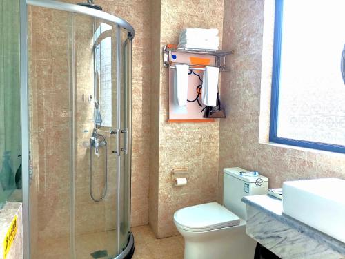 a bathroom with a shower and a toilet and a sink at Dali Favorite Inn in Dali