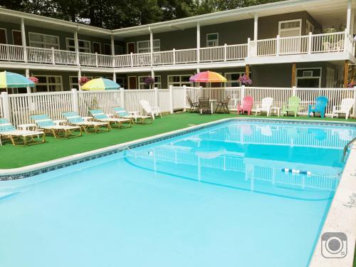 Bazén v ubytování Lido Motel Lake George nebo v jeho okolí