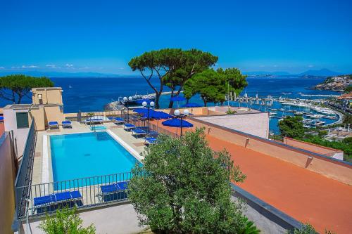 un complexe avec une piscine et une vue sur l'eau dans l'établissement Hotel Terme Cristallo Palace & Beach, à Ischia