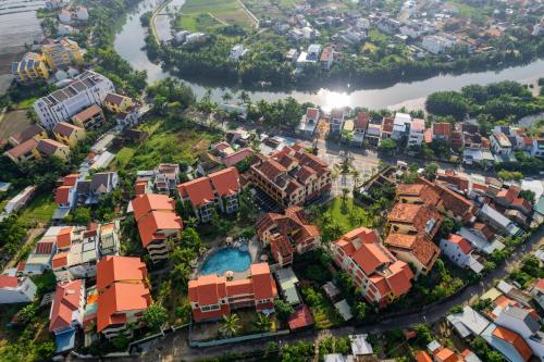 een luchtzicht op een stad met huizen en een rivier bij Anmira Resort & Spa Hoi An by The Unlimited Collection in Hội An