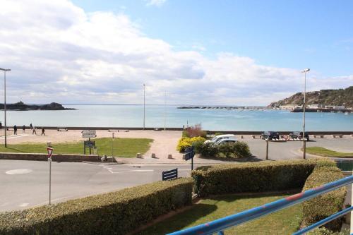 511 - A Erquy, en bordure de la plage du centre et à 300m du centre des commerces