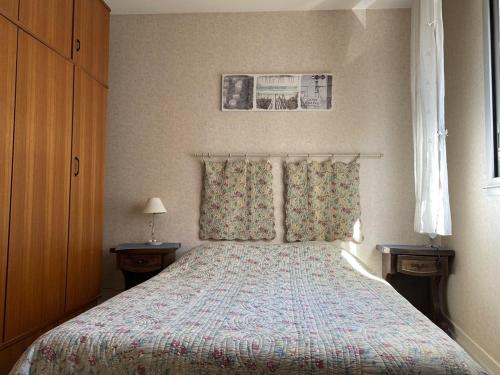 - une chambre avec un lit, 2 tables de chevet et 2 lampes dans l'établissement 511 - A Erquy, en bordure de la plage du centre et à 300m du centre des commerces, à Erquy