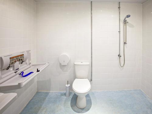 y baño con aseo, lavabo y ducha. en Goosewing Hut-qu7072, en Melton Constable