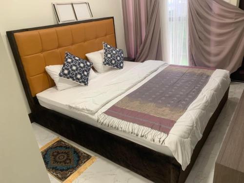 金邊的住宿－Condo Orkide，卧室内的一张带两个枕头的床
