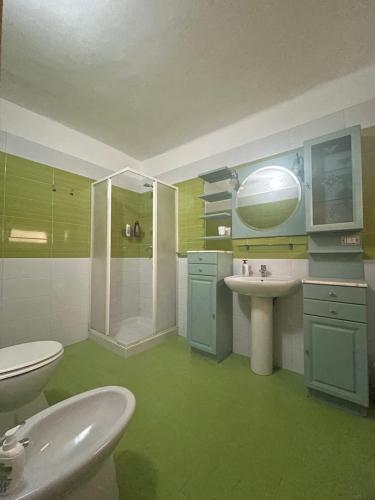 y baño con aseo, lavabo y ducha. en Salento b&b Trepuzzi, en Trepuzzi