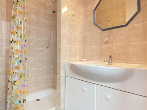 une salle de bain avec un lavabo et une douche dans l'établissement 512 - A Erquy, en bordure de la plage du centre, à 300m du centre des commerces, à Erquy