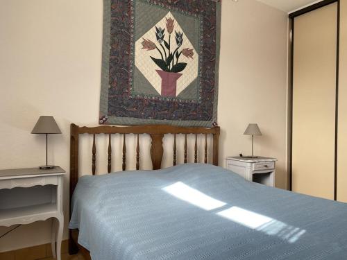 - une chambre avec un lit et une tapisserie sur le mur dans l'établissement 512 - A Erquy, en bordure de la plage du centre, à 300m du centre des commerces, à Erquy