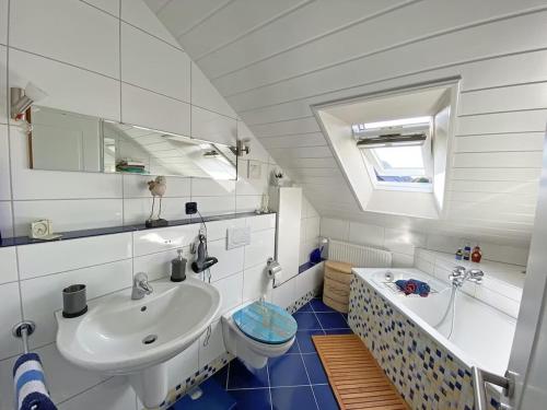 uma casa de banho com um lavatório, um WC e um espelho. em Ferien am Königshof em Georgsmarienhütte
