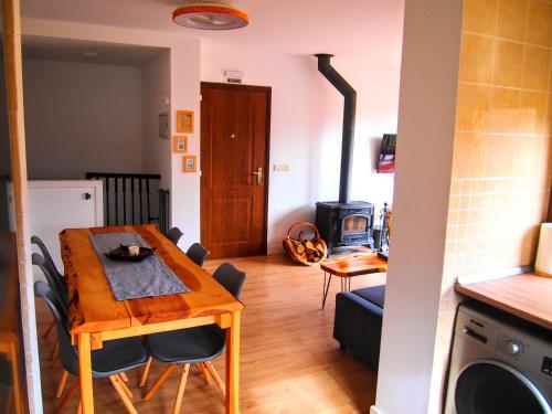 a kitchen and dining room with a table and a stove at Alojamiento Rural Los Hacheros in Tragacete