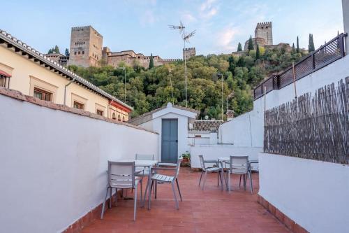 Frente a la Alhambra