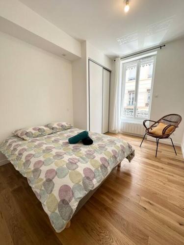 une chambre avec un lit et une chaise dedans dans l'établissement Magnifique T2 35m2 Prox Gare, à Lyon