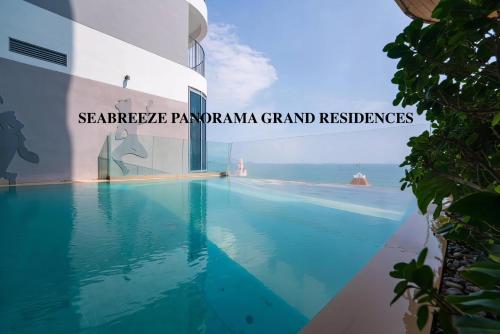 - une piscine sur le côté d'un bâtiment avec les mots sierra puna dans l'établissement SeaBreeze Panorama Grand Residences, à Nha Trang
