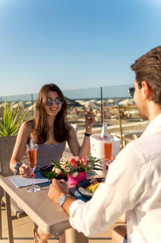 Επισκέπτες που μένουν στο You & Me Beach Hotel
