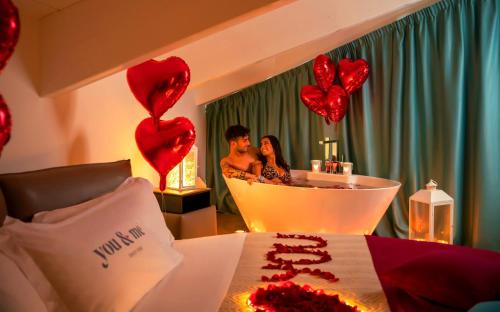 Ένα ή περισσότερα κρεβάτια σε δωμάτιο στο You & Me Beach Hotel