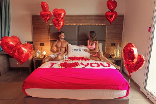 Ένα ή περισσότερα κρεβάτια σε δωμάτιο στο You & Me Beach Hotel
