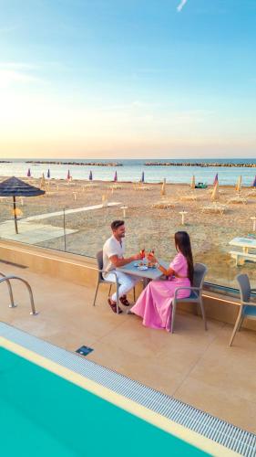 Επισκέπτες που μένουν στο You & Me Beach Hotel