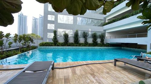 uma piscina no meio de um edifício em Neu Suites Residence KLCC em Kuala Lumpur