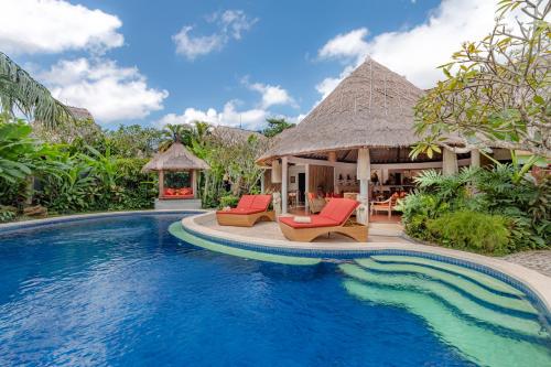 una piscina en un complejo con sillas y cenador en Bali Akasa Villa en Seminyak