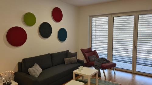 a living room with a couch and two chairs at Ebelsberger Terrassen in Linz