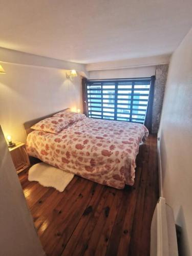 une chambre avec un lit et une fenêtre dans l'établissement Joli T2 de 37M2 Style Loft Prox Gare Métro, à Lyon