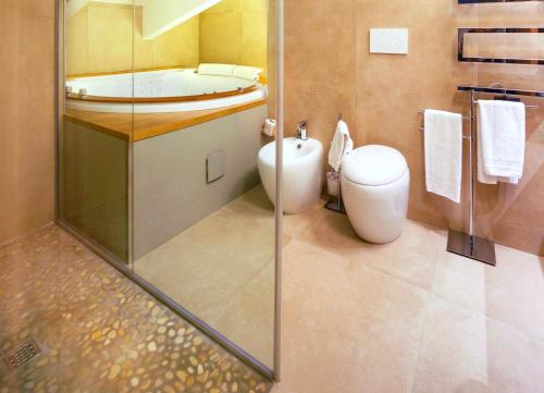 Ένα μπάνιο στο You & Me Beach Hotel