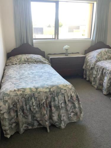 um quarto com 2 camas e uma janela em City haven em Whanganui