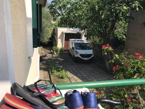 a car parked in a driveway next to a house at 3 chambres/ bail mobilité possible in Vitry-sur-Seine