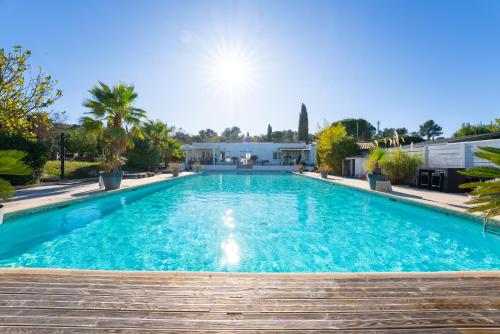 duży basen z niebieską wodą w obiekcie DOMAINE DE LA SOURCO - Villa, Maisons & Chalet, Magnifique Havre De Paix En Provence w mieście Trans-en-Provence