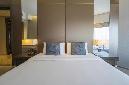 سرير أو أسرّة في غرفة في HomesGetaway -Cozy 1BR in Creek Heights Residences