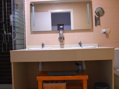 a bathroom with two sinks and a mirror at Alojamiento Rural Los Hacheros in Tragacete