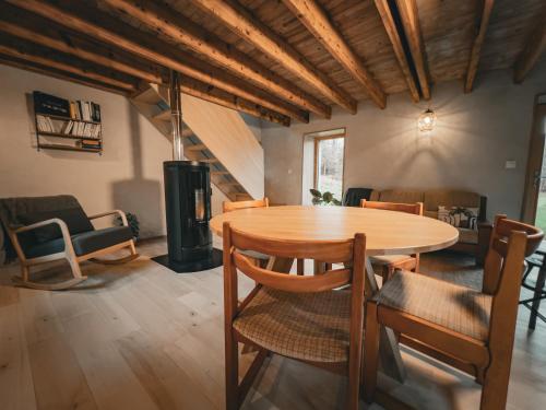 - une salle à manger avec une table et des chaises en bois dans l'établissement Le Petit Phare Gîtes du Littoral, à Tardinghen