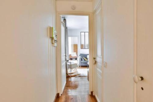 a hallway with a hallway leading to a living room at Charmant 2 pièces, Paris XVe in Paris