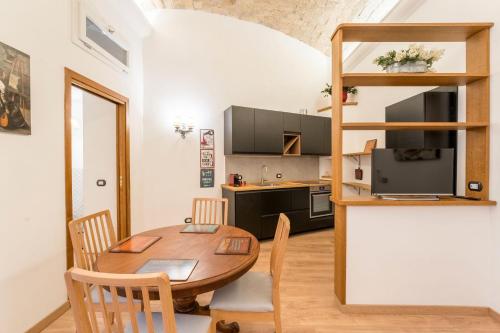 a kitchen and dining room with a table and chairs at Atelier dello Statuto, a few steps from Colosseo in Rome