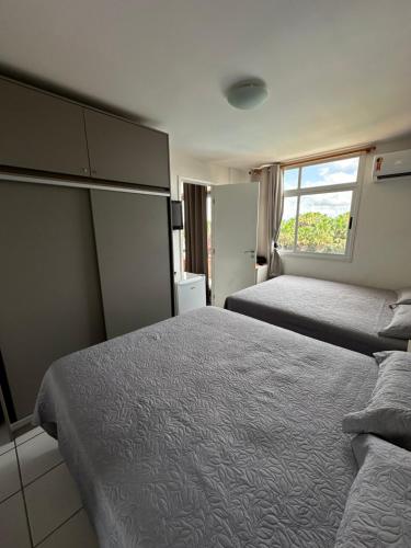Habitación de hotel con 2 camas y ventana en Flat no Condomínio Gran Lençóis-Barreirinhas - MA en Barreirinhas
